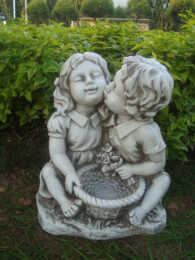 Statue Girl Boy Kiss Sculpture Figurine Ornament Feature Garden Decor